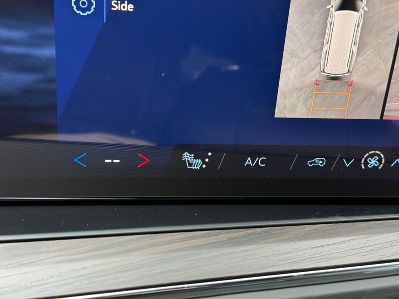 Chevrolet Suburban Vehicle Full-screen Gallery Image 14