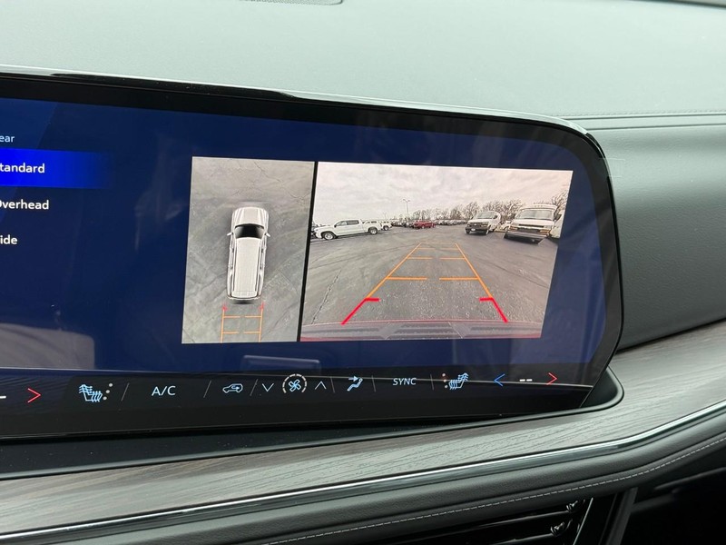 Chevrolet Suburban Vehicle Full-screen Gallery Image 15