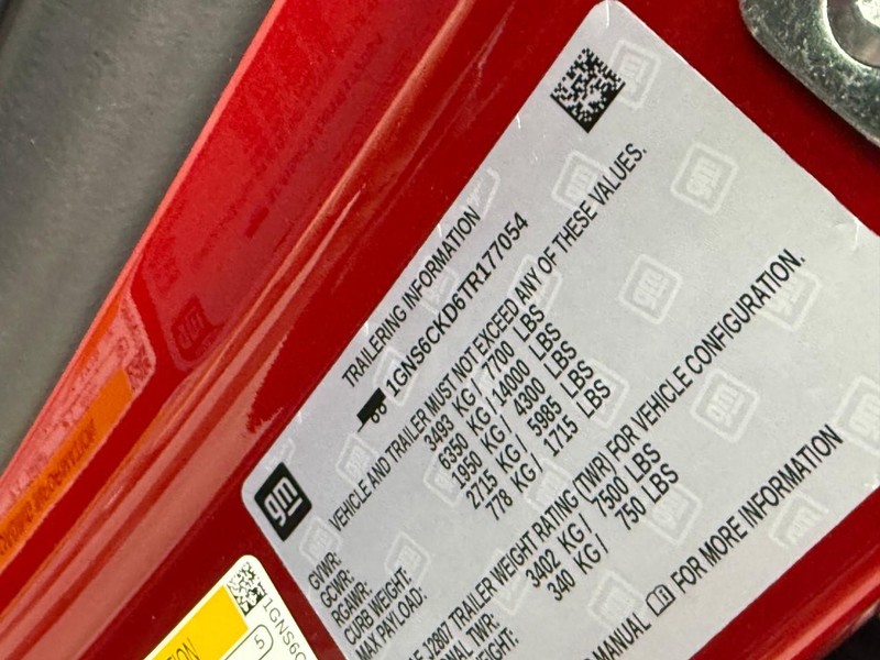 Chevrolet Suburban Vehicle Full-screen Gallery Image 16