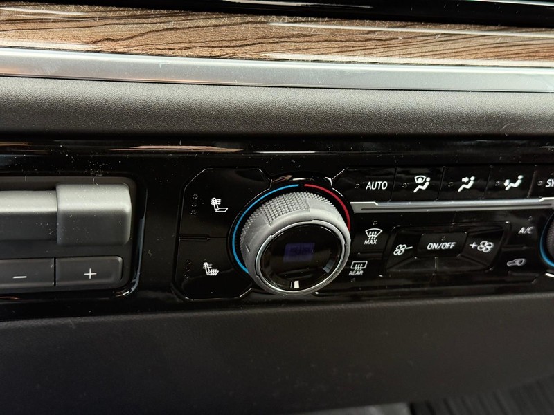 Chevrolet Silverado 1500 Vehicle Full-screen Gallery Image 15