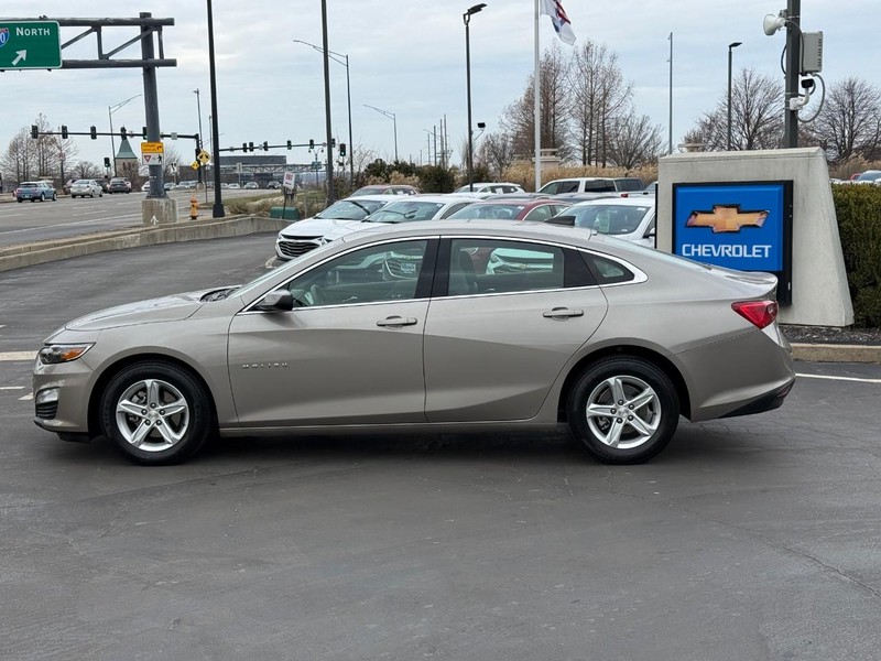 Chevrolet Malibu Vehicle Full-screen Gallery Image 2