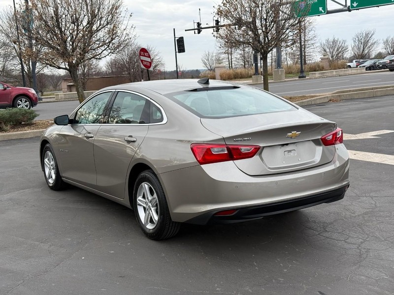 Chevrolet Malibu Vehicle Full-screen Gallery Image 3