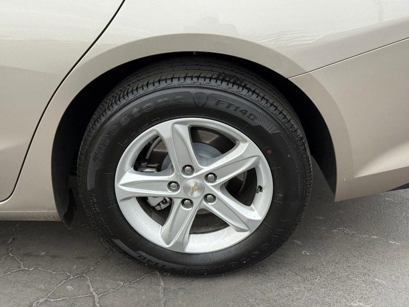 Chevrolet Malibu Vehicle Full-screen Gallery Image 4