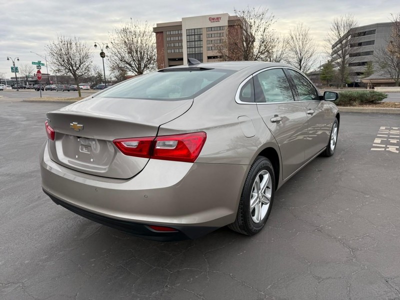 Chevrolet Malibu Vehicle Full-screen Gallery Image 7