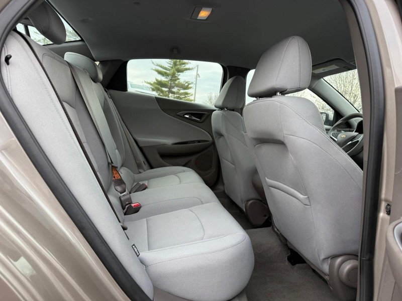 Chevrolet Malibu Vehicle Full-screen Gallery Image 10