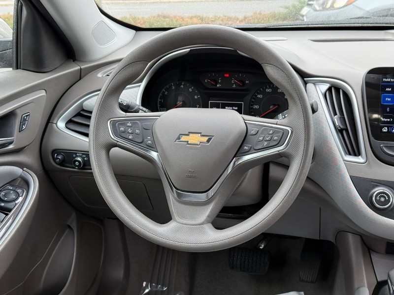 Chevrolet Malibu Vehicle Full-screen Gallery Image 12