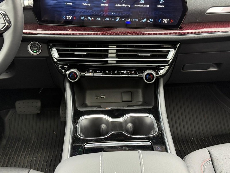 Chevrolet Traverse Vehicle Full-screen Gallery Image 10