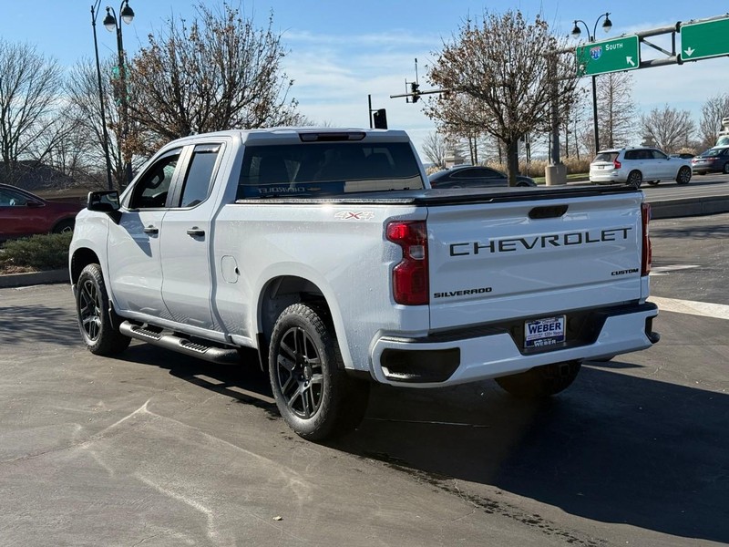 Chevrolet Silverado 1500 Vehicle Full-screen Gallery Image 3