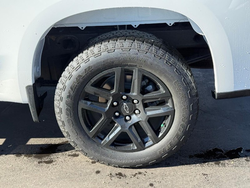 Chevrolet Silverado 1500 Vehicle Full-screen Gallery Image 4