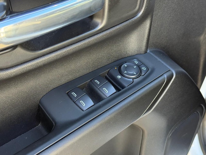 Chevrolet Silverado 1500 Vehicle Full-screen Gallery Image 13