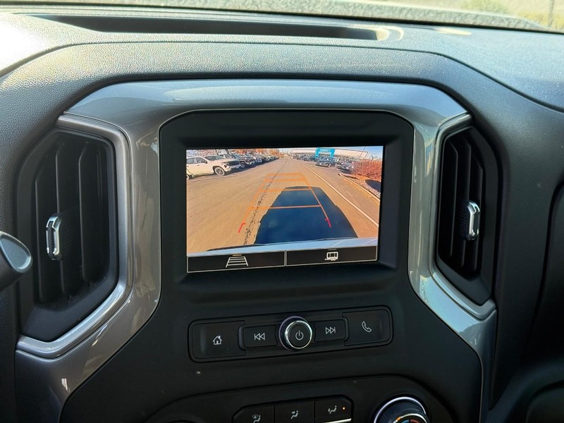 Chevrolet Silverado 1500 Vehicle Full-screen Gallery Image 18
