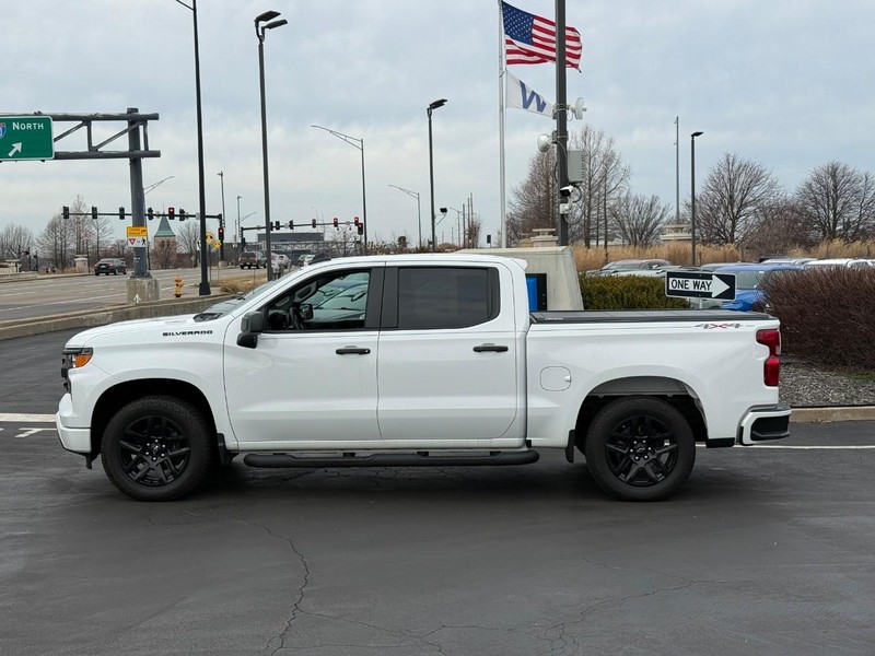 Chevrolet Silverado 1500 Vehicle Full-screen Gallery Image 2