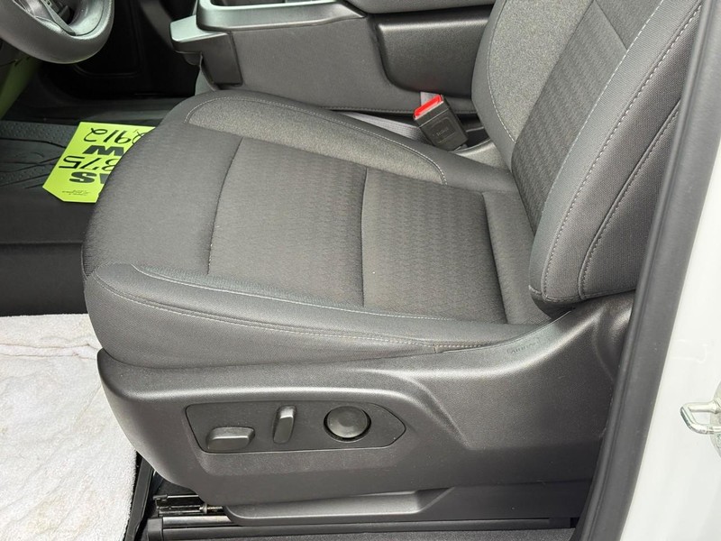 Chevrolet Silverado 1500 Vehicle Full-screen Gallery Image 16