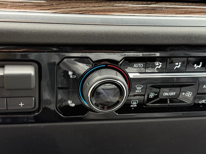 Chevrolet Silverado 1500 Vehicle Full-screen Gallery Image 14