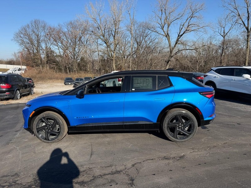 Chevrolet Equinox EV Vehicle Full-screen Gallery Image 2