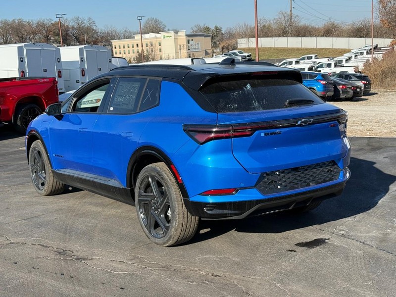Chevrolet Equinox EV Vehicle Full-screen Gallery Image 3