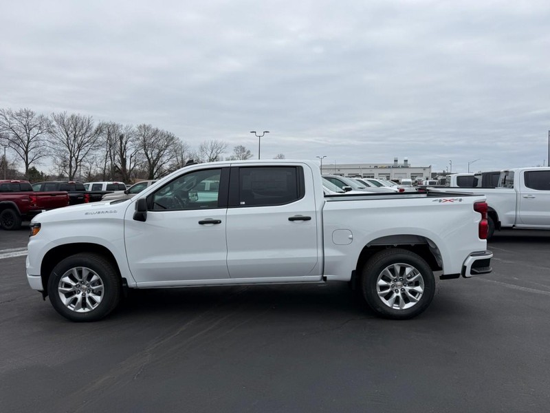 Chevrolet Silverado 1500 Vehicle Full-screen Gallery Image 2