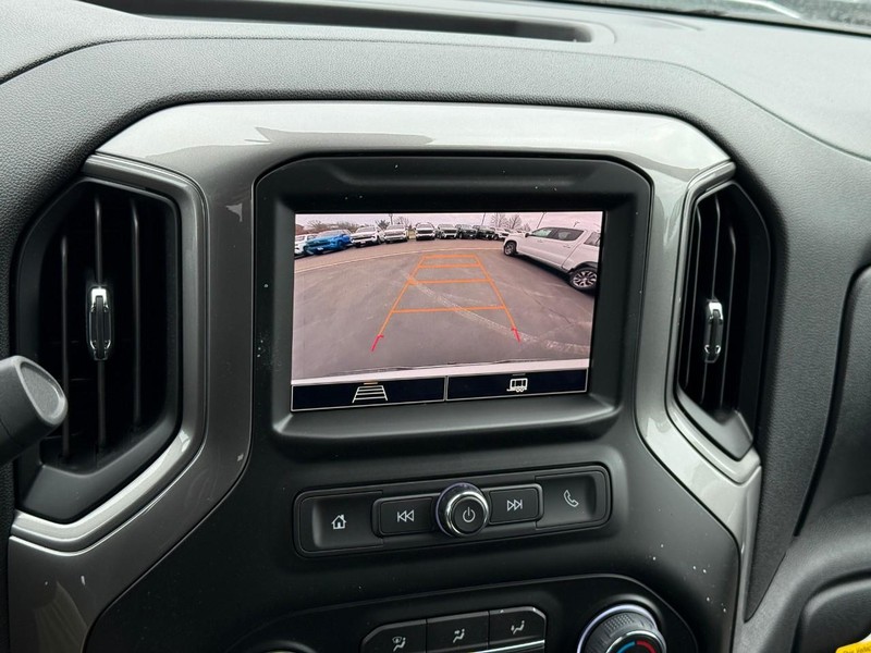 Chevrolet Silverado 1500 Vehicle Full-screen Gallery Image 16