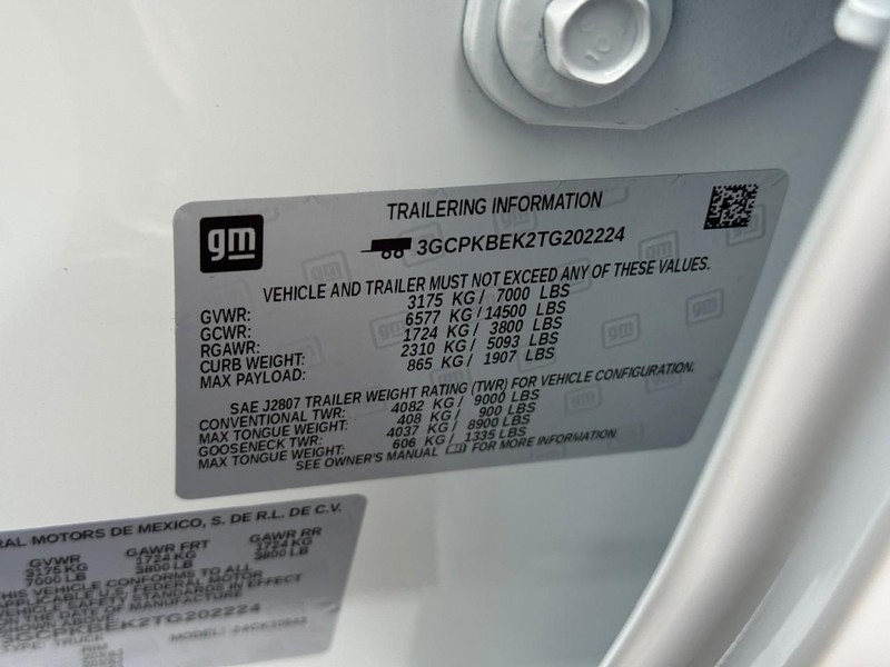 Chevrolet Silverado 1500 Vehicle Full-screen Gallery Image 17