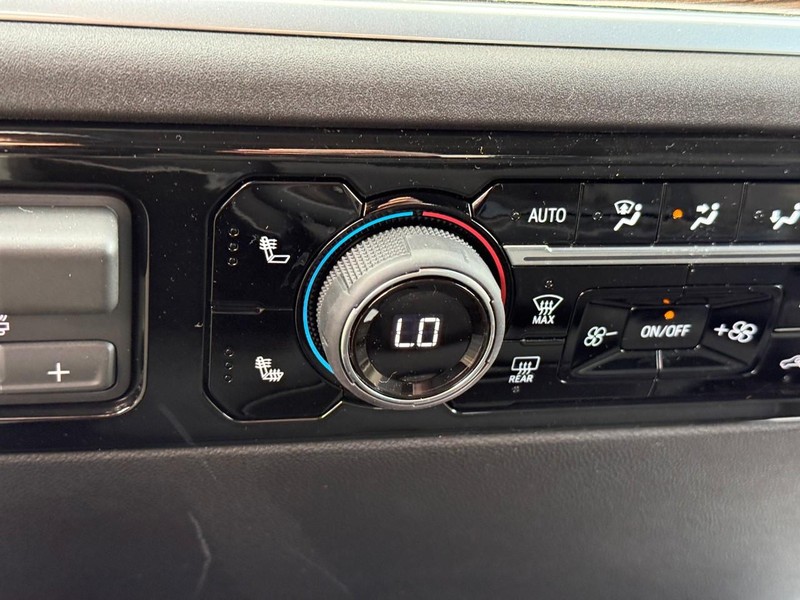 Chevrolet Silverado 1500 Vehicle Full-screen Gallery Image 15