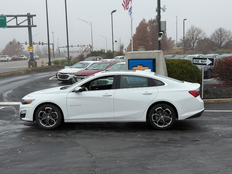 Chevrolet Malibu Vehicle Full-screen Gallery Image 2