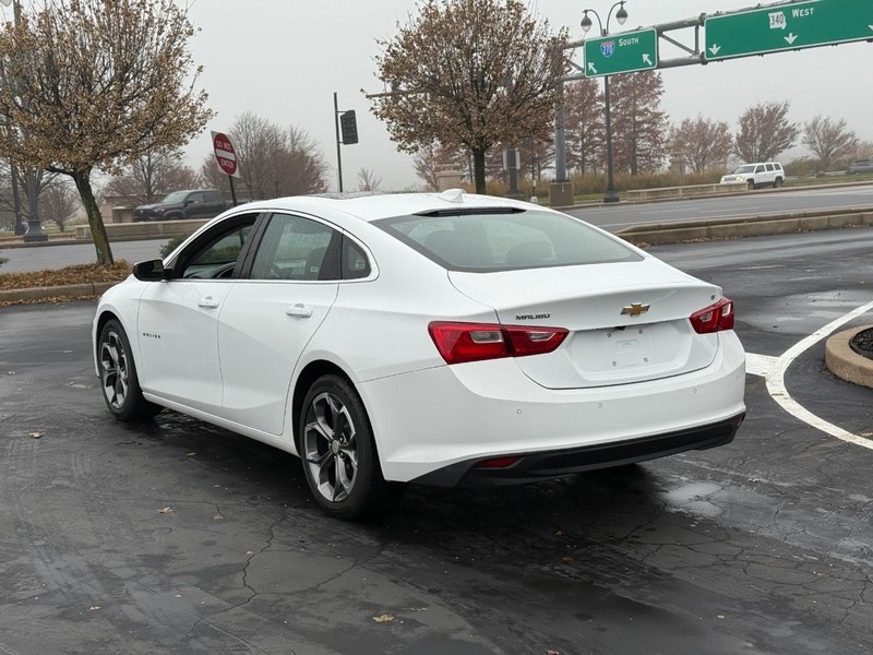 Chevrolet Malibu Vehicle Full-screen Gallery Image 3