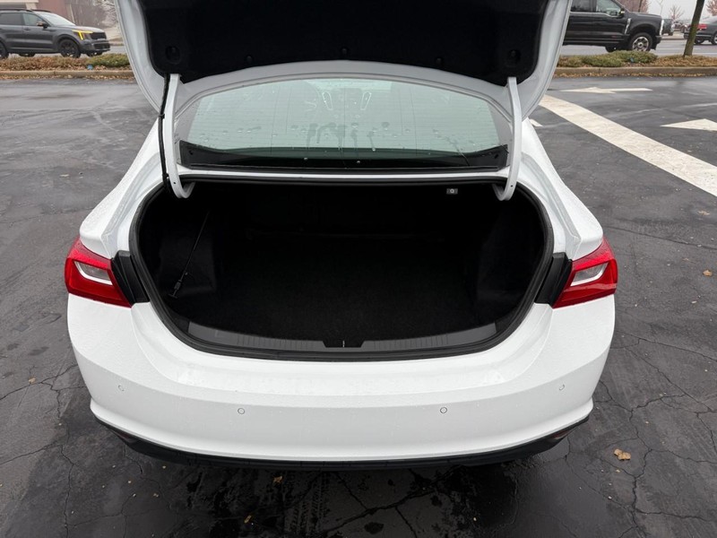 Chevrolet Malibu Vehicle Full-screen Gallery Image 5