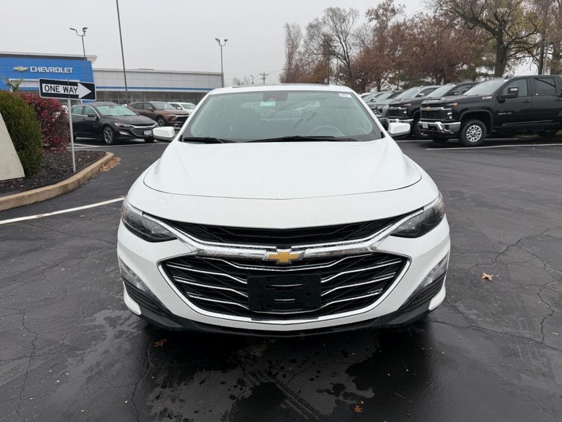 Chevrolet Malibu Vehicle Full-screen Gallery Image 9