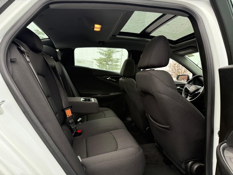 Chevrolet Malibu Vehicle Full-screen Gallery Image 10