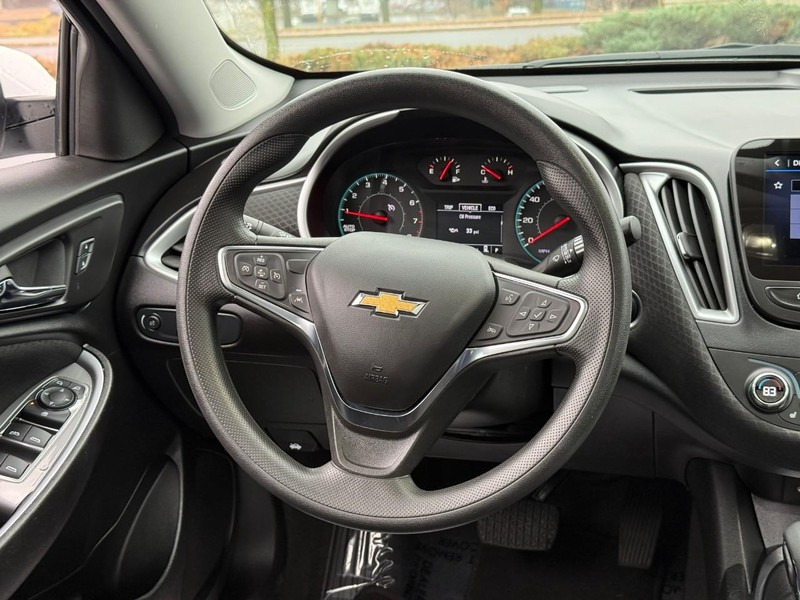 Chevrolet Malibu Vehicle Full-screen Gallery Image 12