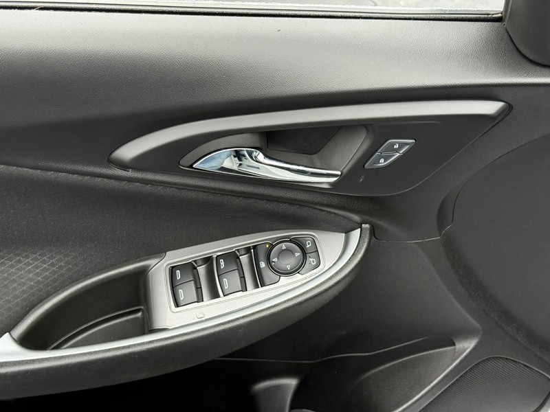 Chevrolet Malibu Vehicle Full-screen Gallery Image 15