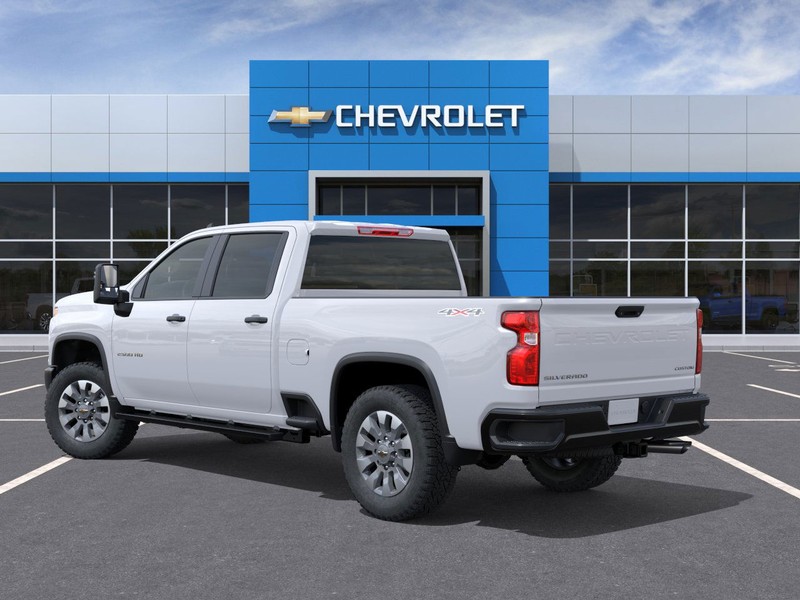 Chevrolet Silverado 2500HD Vehicle Full-screen Gallery Image 3