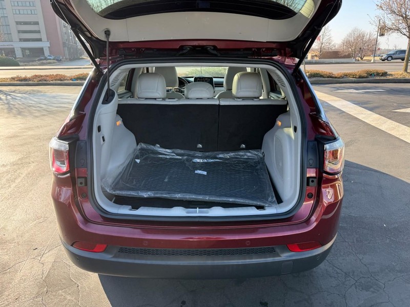 Jeep Compass Vehicle Full-screen Gallery Image 5