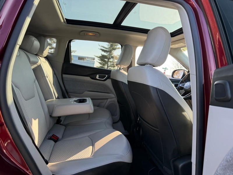 Jeep Compass Vehicle Full-screen Gallery Image 10