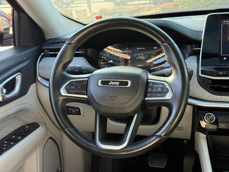 Jeep Compass Vehicle Full-screen Gallery Image 12