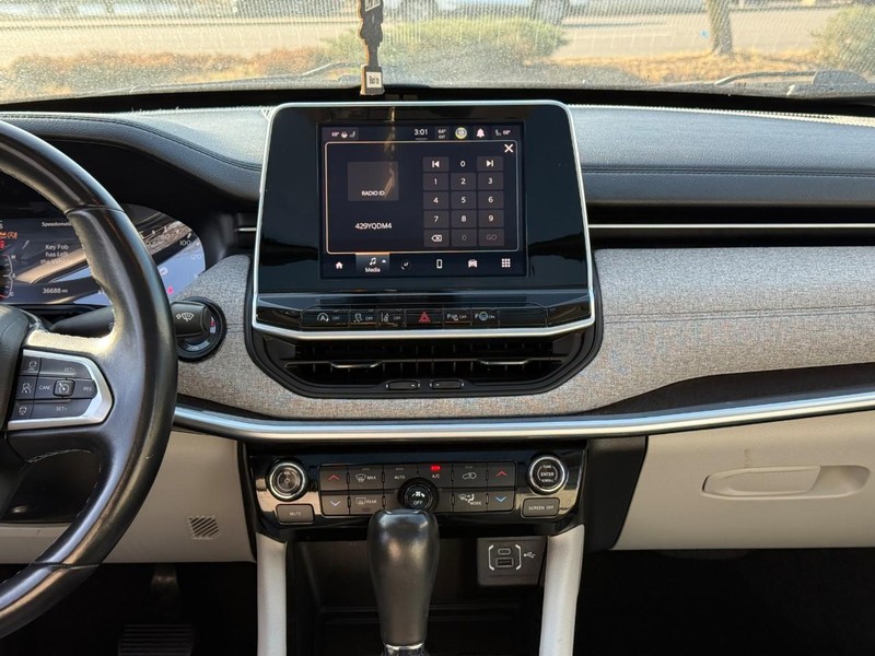 Jeep Compass Vehicle Full-screen Gallery Image 13