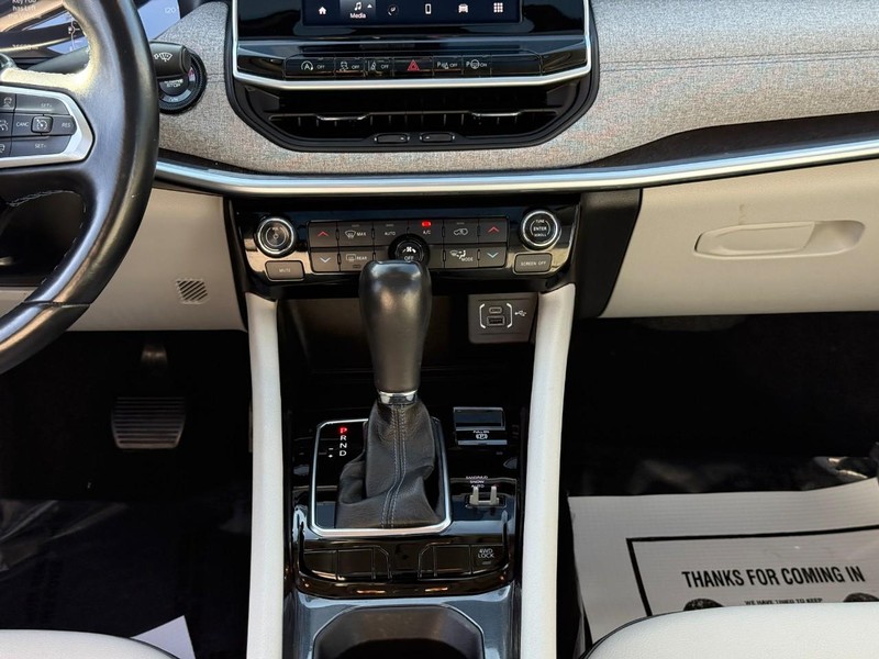 Jeep Compass Vehicle Full-screen Gallery Image 14