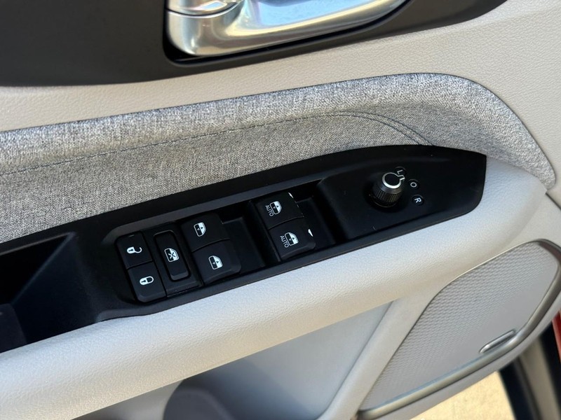 Jeep Compass Vehicle Full-screen Gallery Image 16