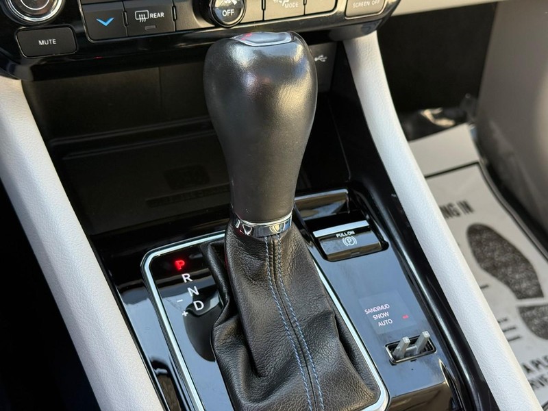 Jeep Compass Vehicle Full-screen Gallery Image 21