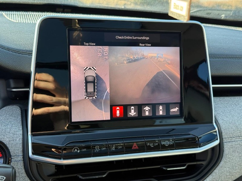 Jeep Compass Vehicle Full-screen Gallery Image 22