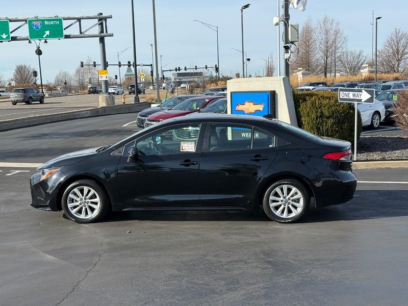 Toyota Corolla Vehicle Full-screen Gallery Image 2