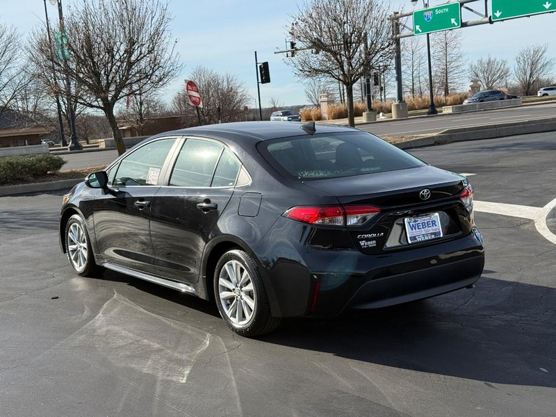 Toyota Corolla Vehicle Full-screen Gallery Image 3