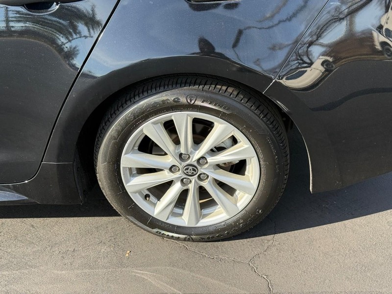 Toyota Corolla Vehicle Full-screen Gallery Image 4