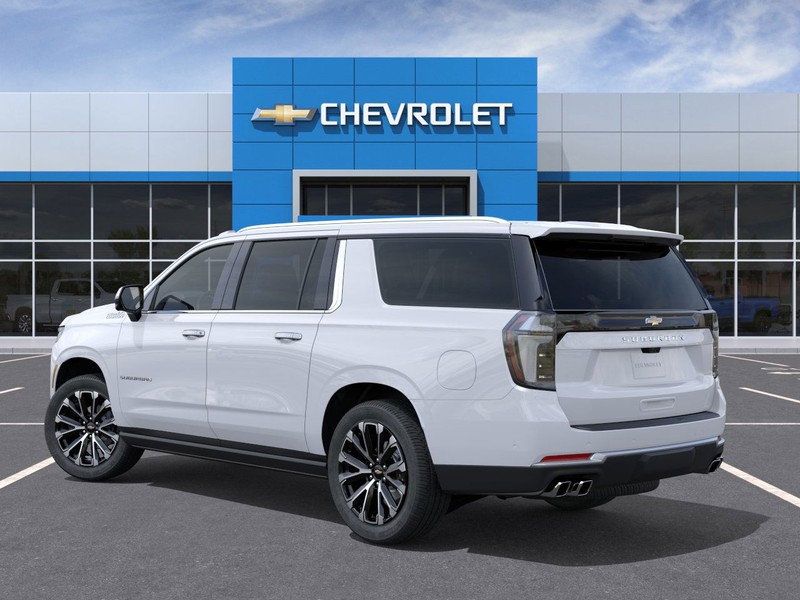 Chevrolet Suburban Vehicle Full-screen Gallery Image 3