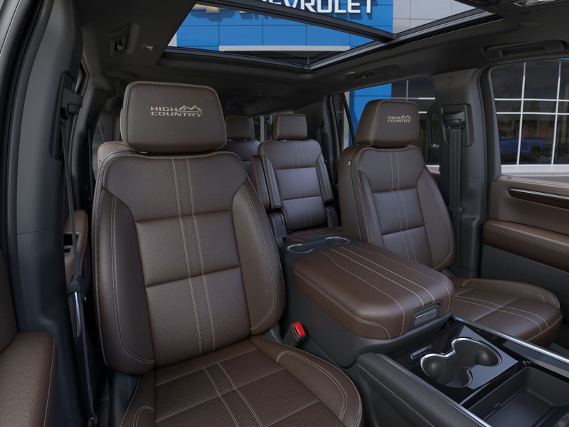 Chevrolet Suburban Vehicle Full-screen Gallery Image 16