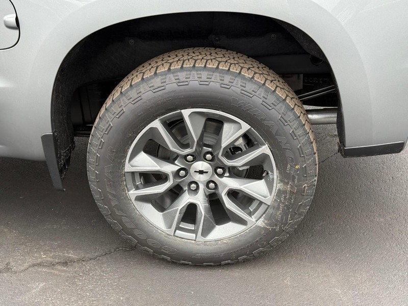 Chevrolet Silverado 1500 Vehicle Full-screen Gallery Image 4