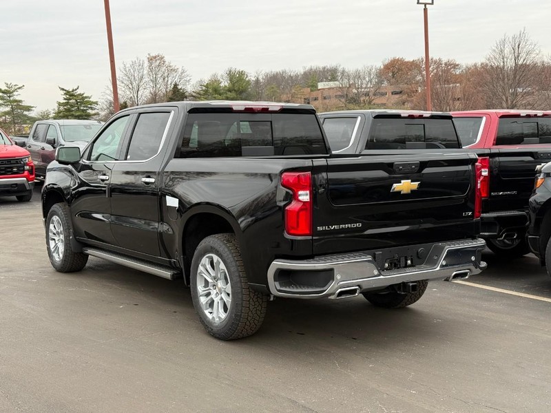 Chevrolet Silverado 1500 Vehicle Full-screen Gallery Image 3