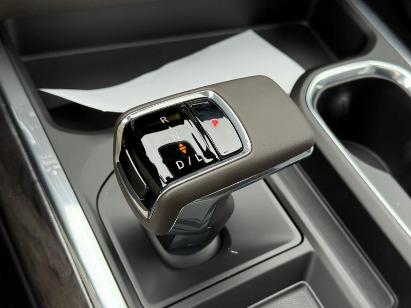 Chevrolet Silverado 1500 Vehicle Full-screen Gallery Image 12