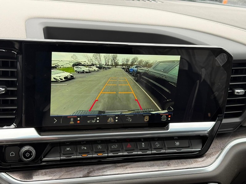 Chevrolet Silverado 1500 Vehicle Full-screen Gallery Image 16