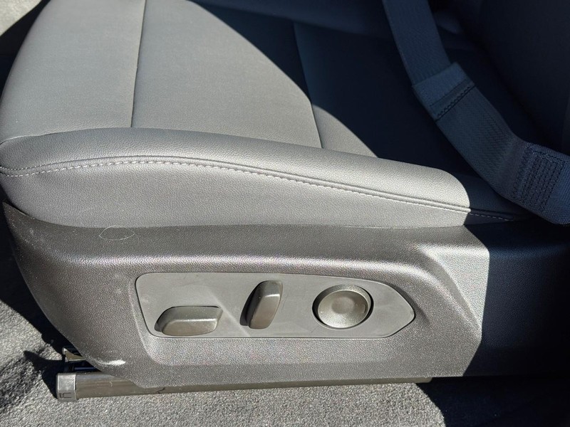 Chevrolet Colorado Vehicle Full-screen Gallery Image 11